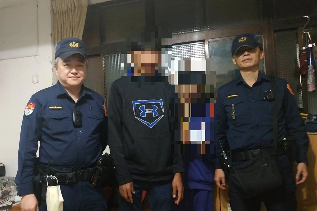 警員蕭永昌、葉竣長與當事人及家屬合照。