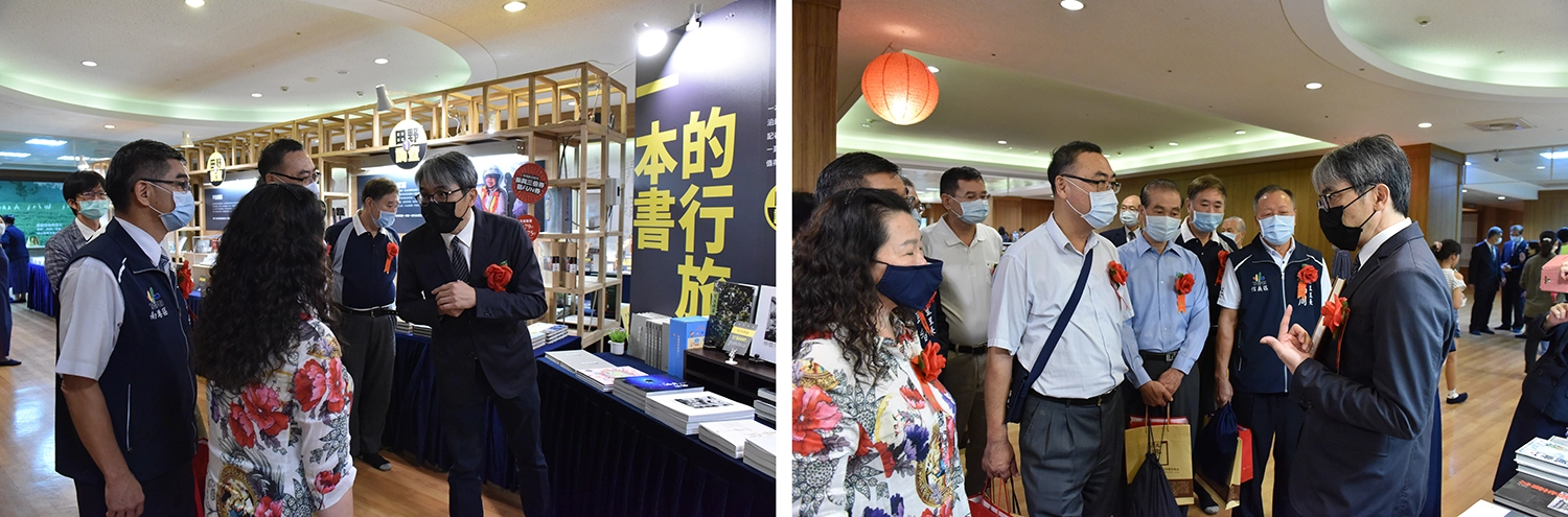 王志宏導覽民眾參觀書展。