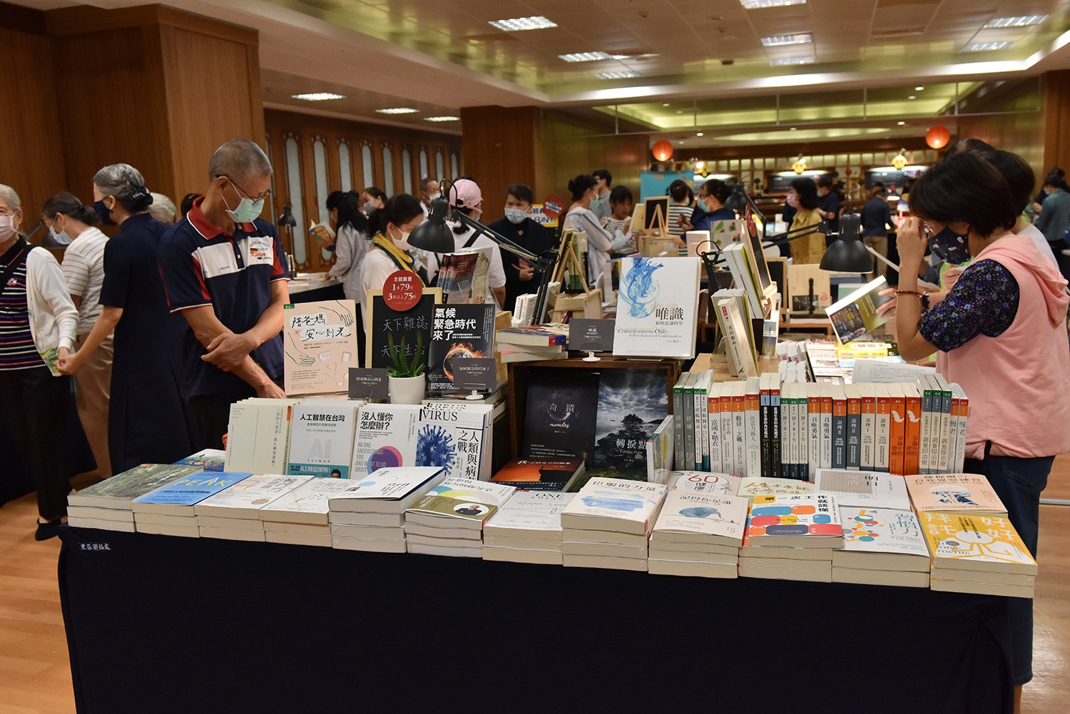 書展現場，民眾翻閱書籍及購買書籍盛況。