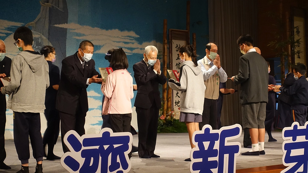 台南市社會局局長陳榮枝、慈濟慈善事業副執行長張濟舵出席頒獎，勉勵學子。