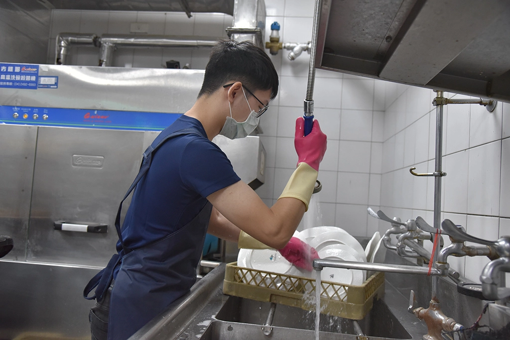 葉俊億為經濟穩定在飯店洗碗部打工，認真負責態度獲主管們肯定。