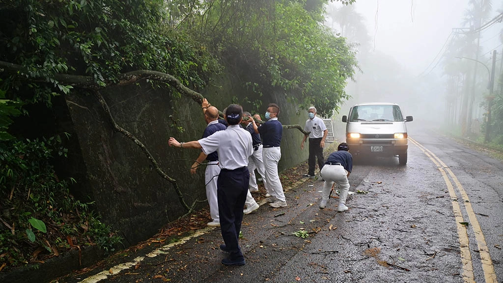 有一群醫護人員，自費、自假、自掏腰包、翻山越嶺、風雨無阻走入顛簸的蜿蜒山路，為偏遠貧困地區的病患義診。