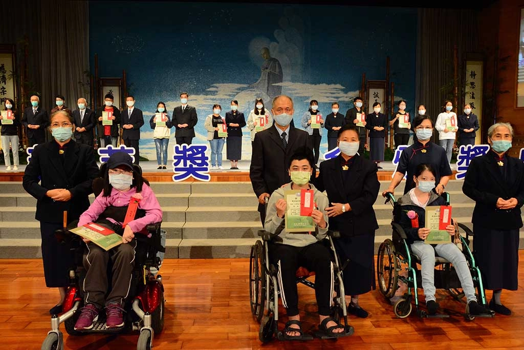 11月8日臺南靜思堂舉辦新芽獎學金頒獎典禮，大專組張仕菁(前排左)獲得學習領域獎。