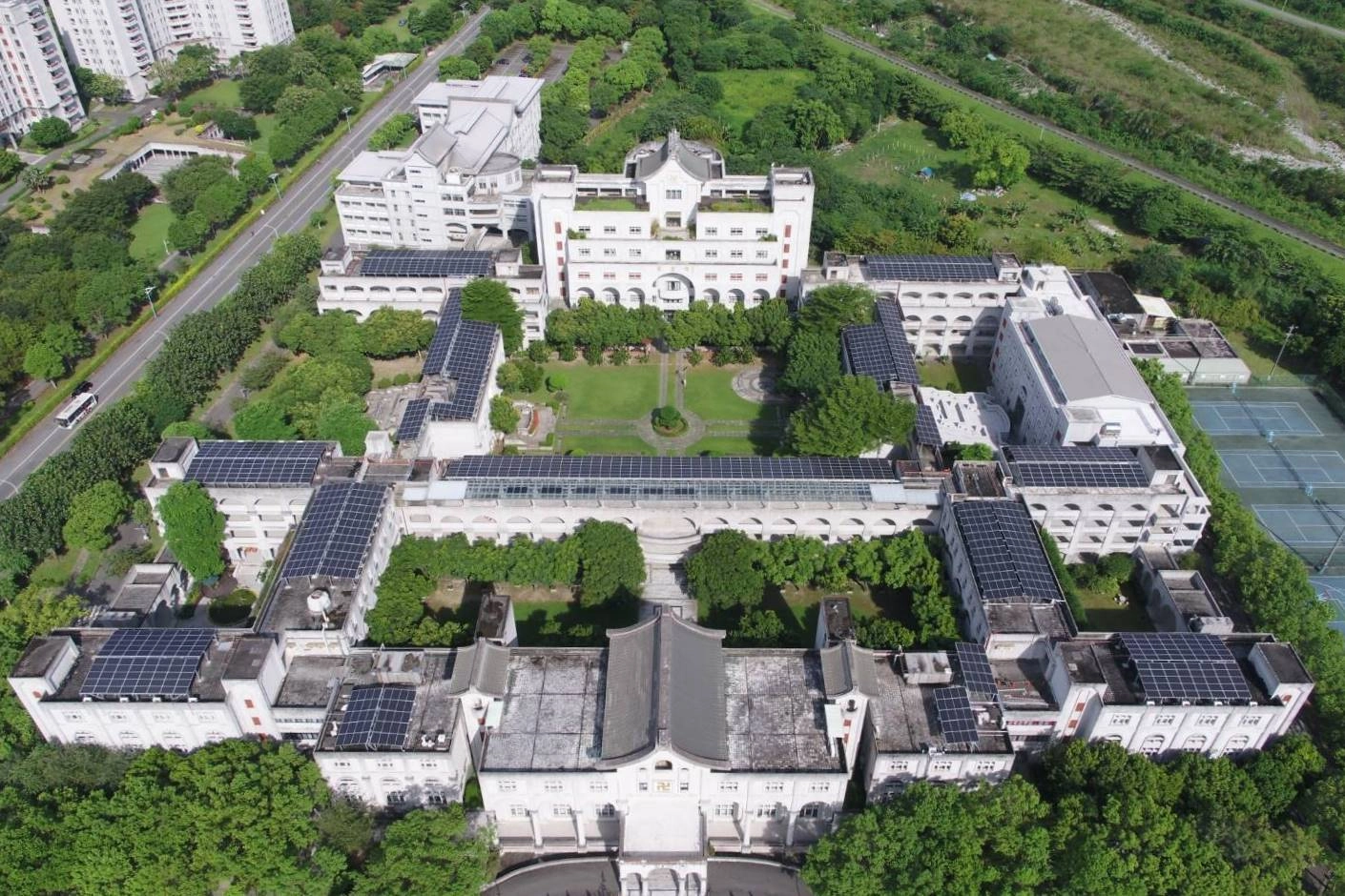 慈濟科技大學出租屋頂，提供太陽能公司種電。