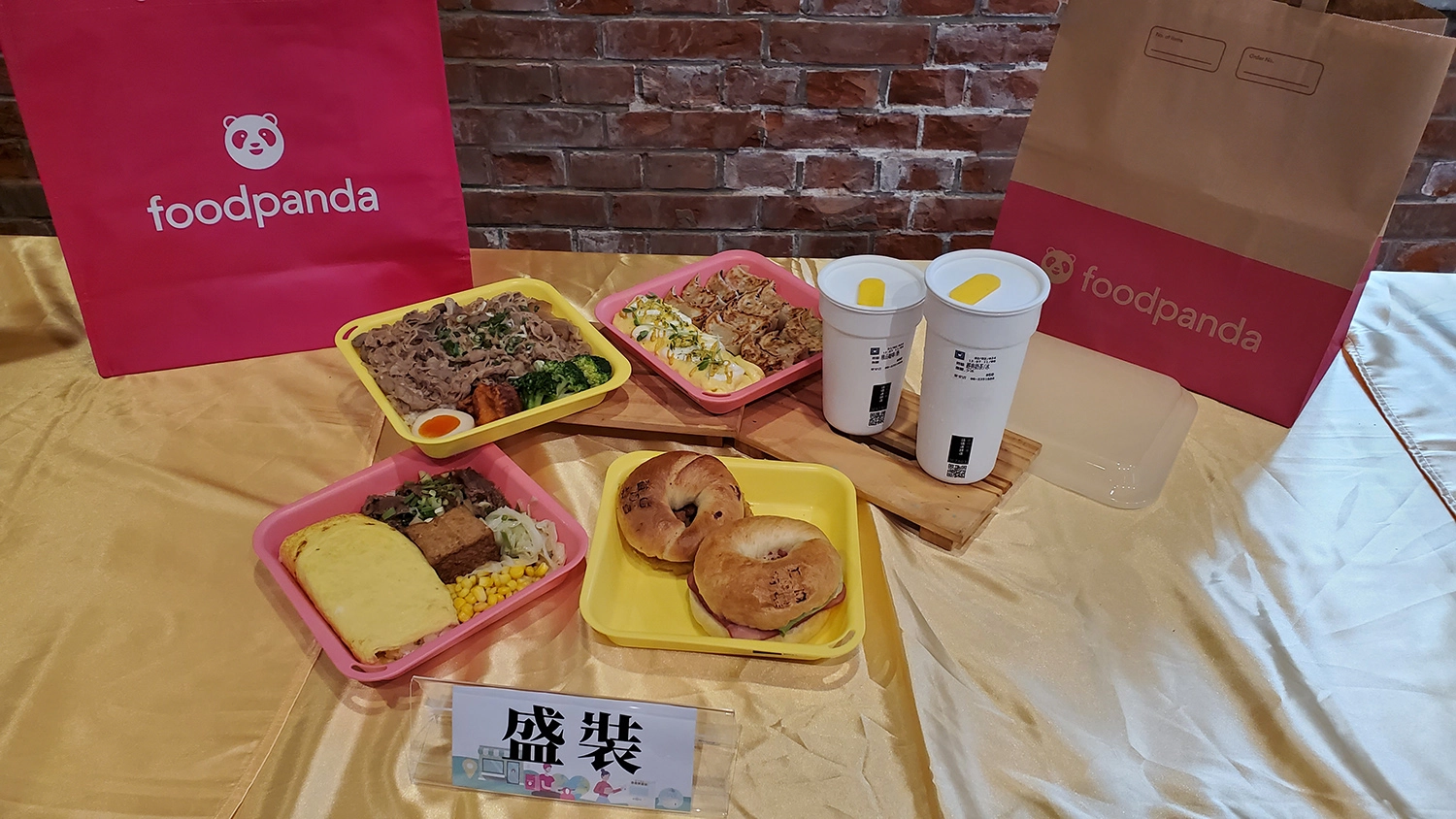 外送使用循環容器盛裝餐點送餐。