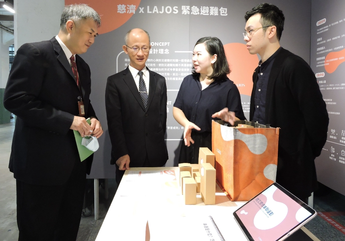 Lajos Design創辦人梁崇柏(右一)與設計師田應芃(右二)共同設計的防災教案及教具 ，期盼傳播既深且廣的防災知識。
