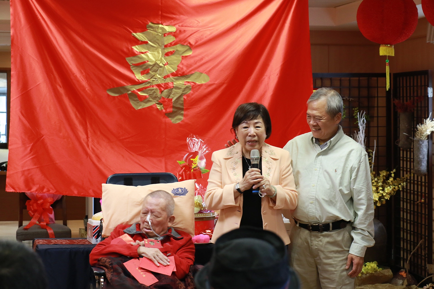 黃太太（中）與繼子謝景貴感恩臺中慈濟護理之家團隊用心照顧家人。