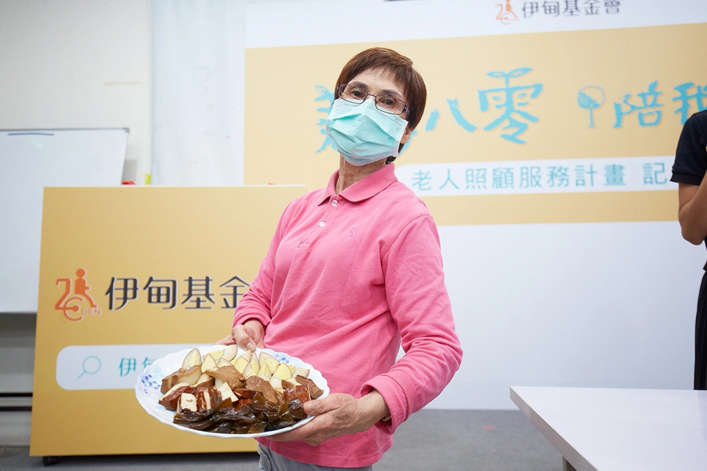74歲的小卉阿姨來到鶯歌大湖公托後快樂許多，今天秀出拿手滷菜。
