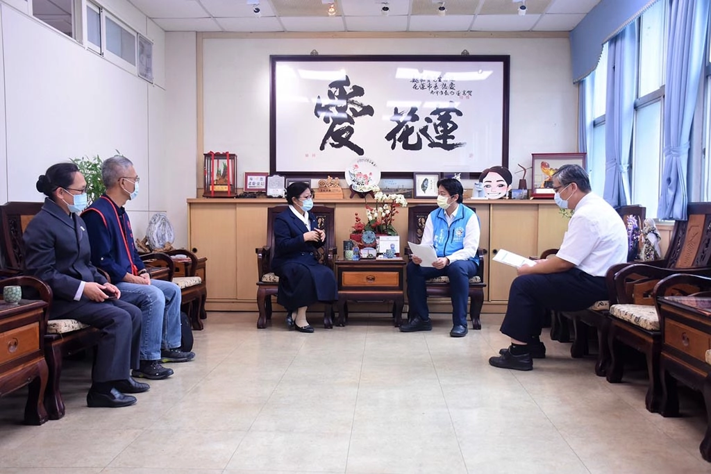 慈濟大學附屬高級中學創校21周年，今年秉持以往，讓學生清掃環境服務社區，校長李玲惠今天特地到花蓮市公所邀請魏嘉賢市長和慈中的學生一起手護愛洄瀾。