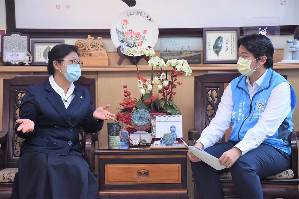 慈濟大學附屬高級中學創校21周年，今年秉持以往，讓學生清掃環境服務社區，校長李玲惠今天特地到花蓮市公所邀請魏嘉賢市長和慈中的學生一起手護愛洄瀾。