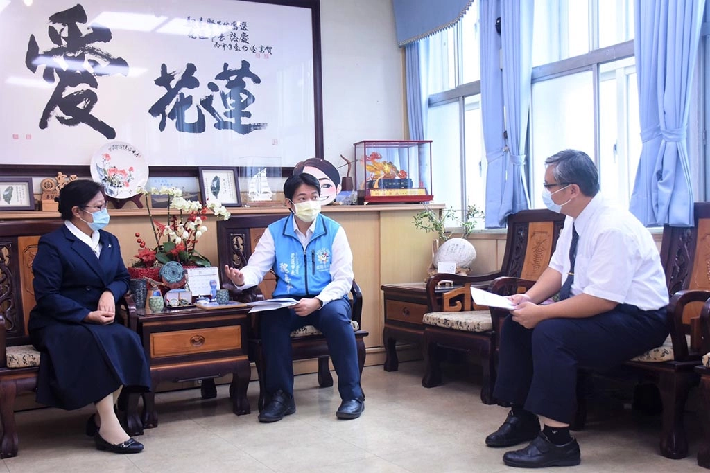 慈濟大學附屬高級中學創校21周年，今年秉持以往，讓學生清掃環境服務社區，校長李玲惠今天特地到花蓮市公所邀請魏嘉賢市長和慈中的學生一起手護愛洄瀾。