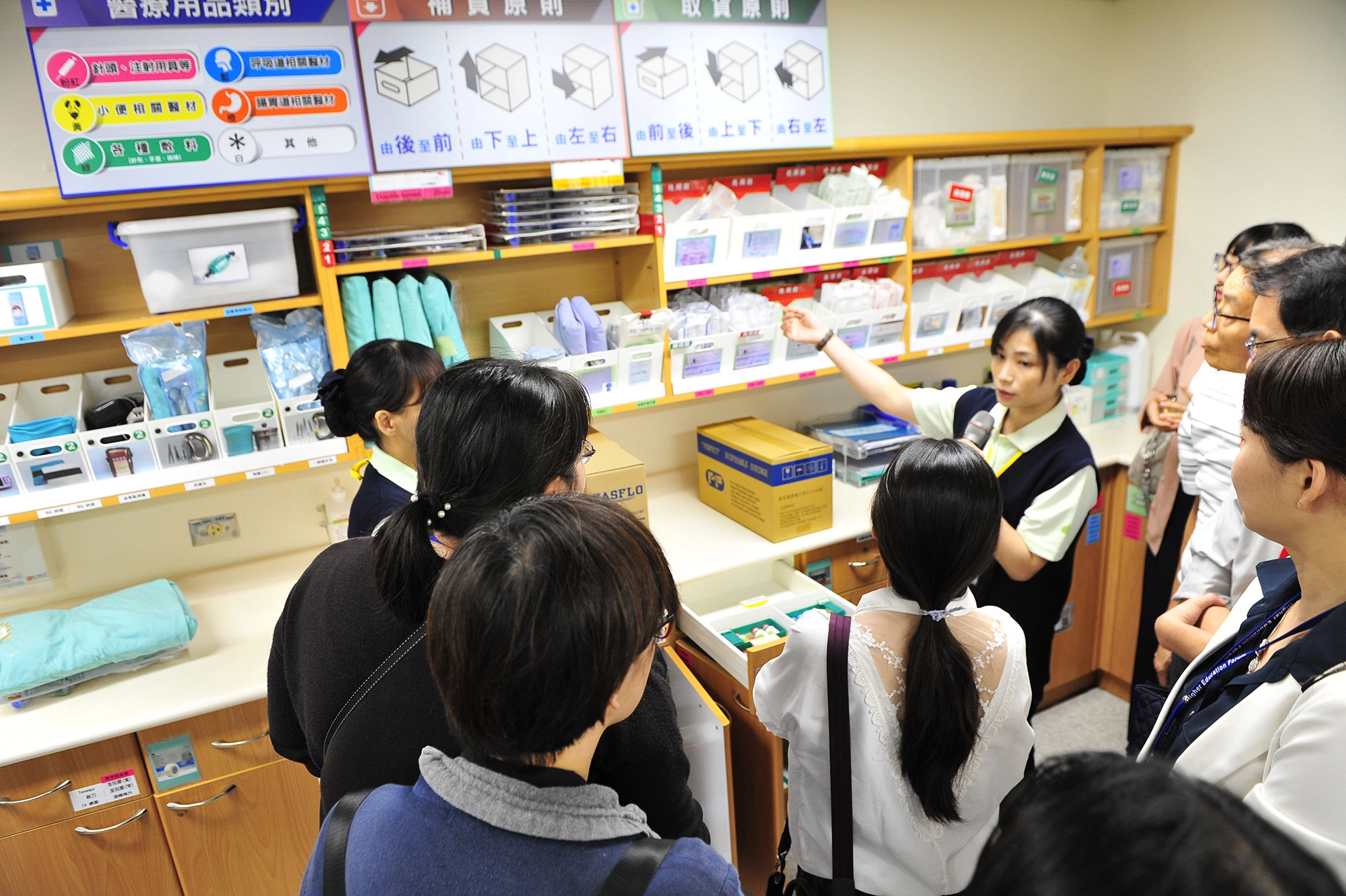 ︰大林慈濟醫院血液透析室同仁去年為參訪者解說，如何透過目視化與人體工學等方法，提升護理站作業效率，同時減少發生錯誤的機會。