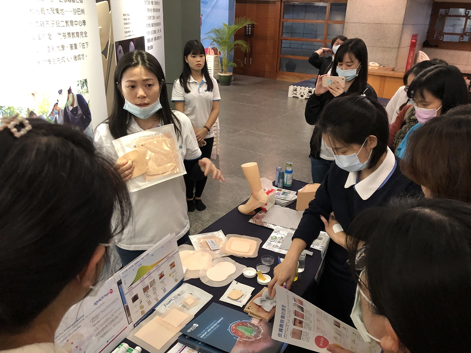 下午以工作坊進行困難癒合傷口照護決策演練、分組實務操作，圖為介紹敷料。