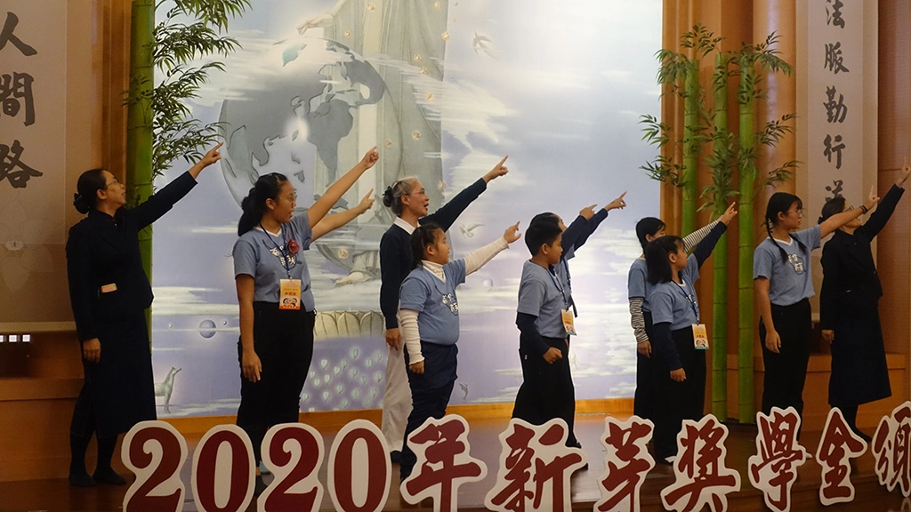11月15日在鳳林慈濟新芽獎學金頒獎典禮，由當地志工與孩童上台呈現〈感謝〉手語。