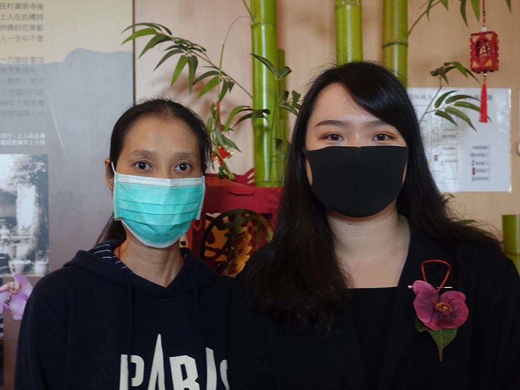 李同學(右)剛考上警察，母親(左)陪伴他上台分享自己的生命歷程。