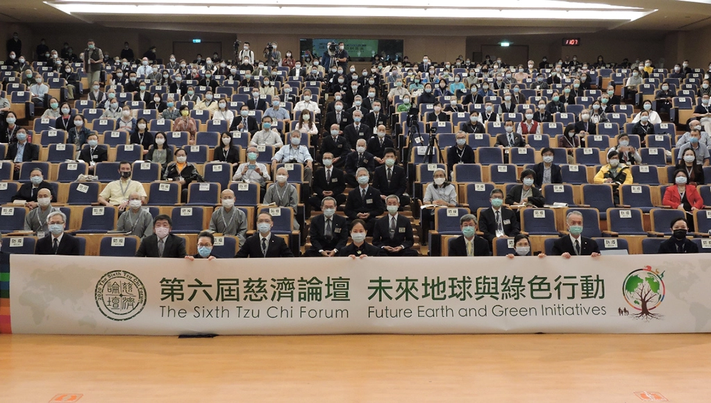 「第六屆慈濟論壇」11月15日對應時事議題，從醫療及教育等層面，探討對治防疫生活。