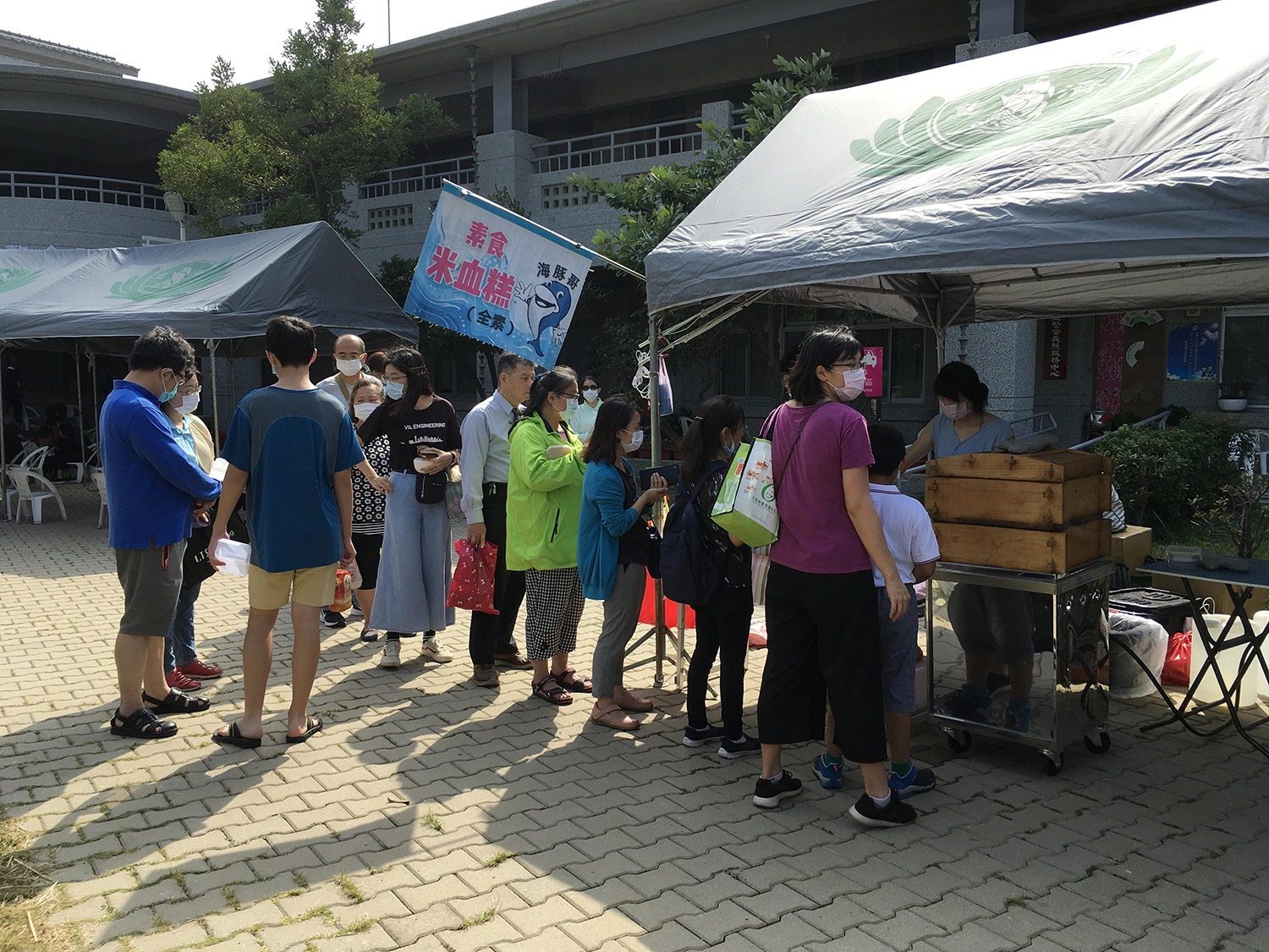 場外還有無痕蔬食饗宴，民眾自己帶餐具盛裝蔬食。(圖為慈濟基金會提供)