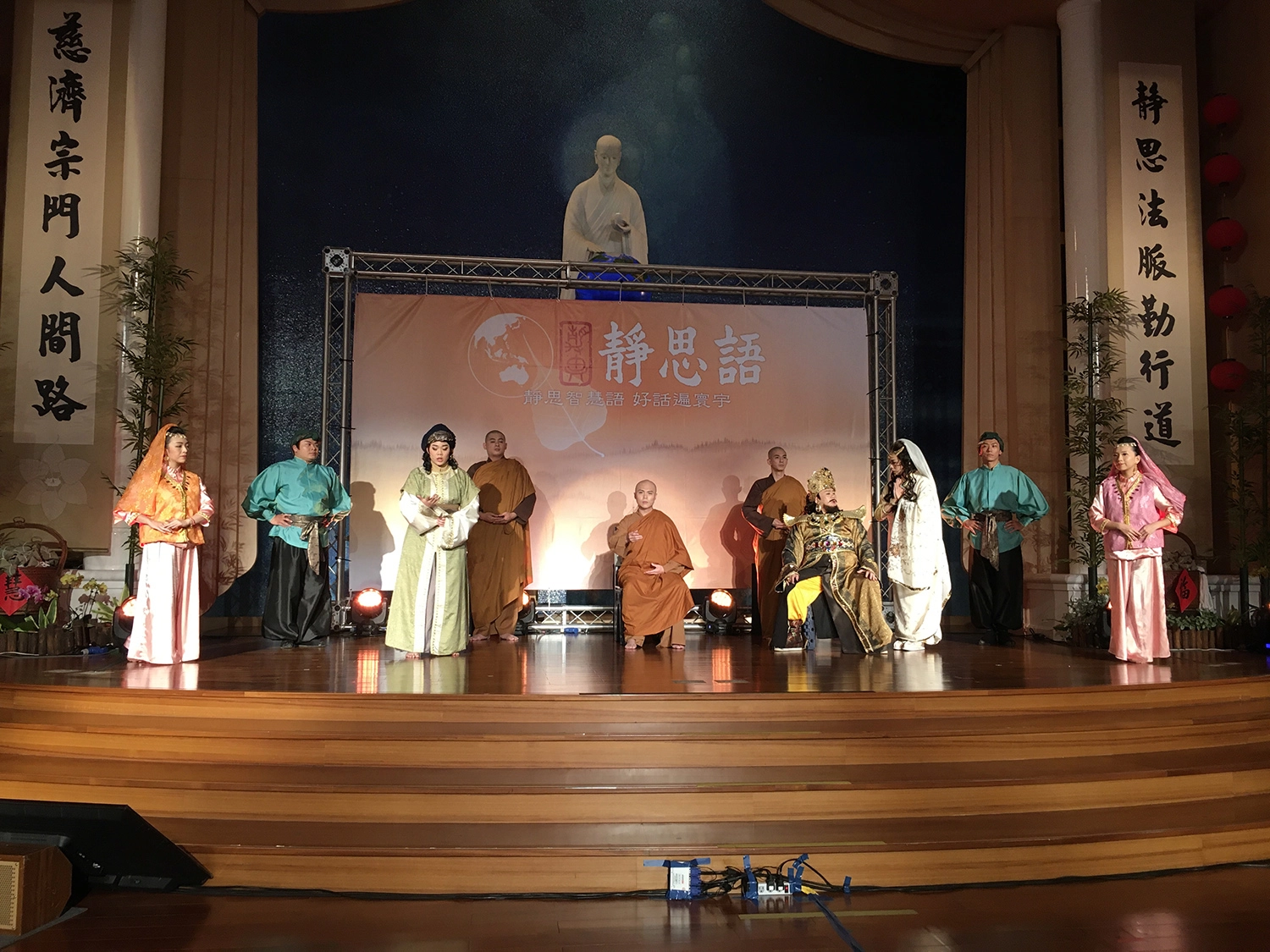 唐美雲歌仔戲團演繹「波斯匿王減肥記」。(圖為慈濟基金會提供)