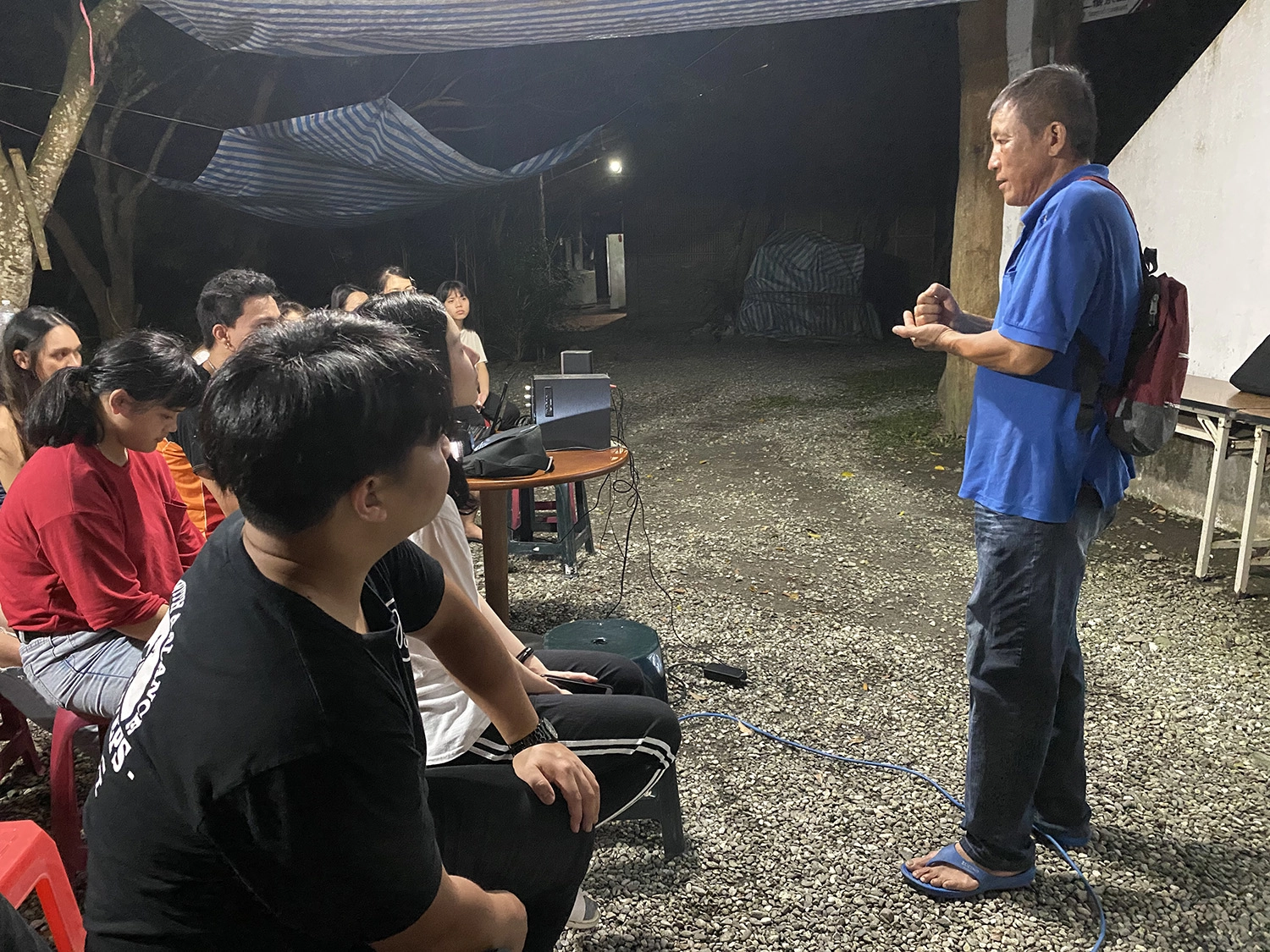 與當地住民進行群群交流。