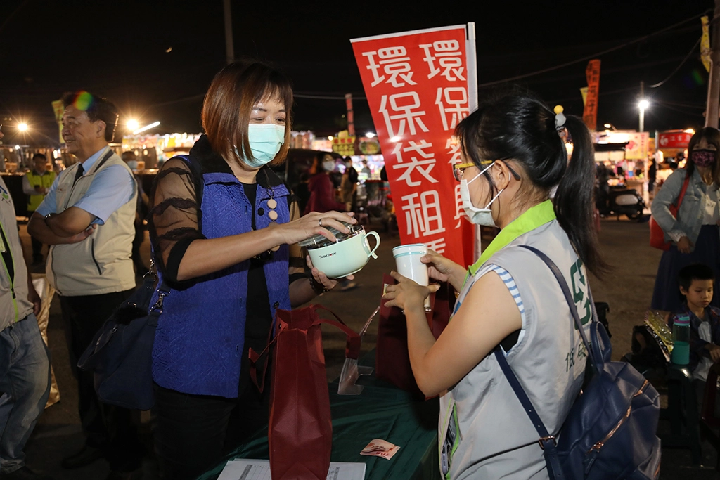 黃偉哲化身台南環保夜市達人 相約大家一起來逛復華夜市做好環保。