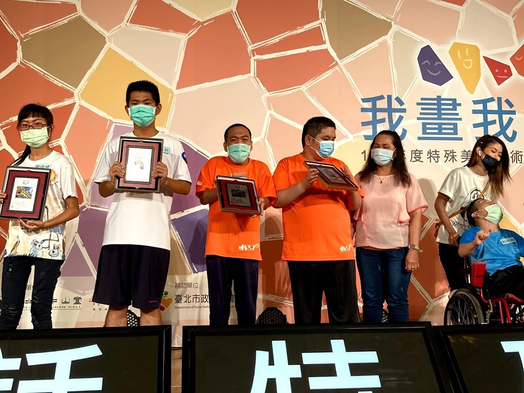 全國「我畫我話-身心障礙繪畫比賽」南區組入選作品舞台上頒獎。