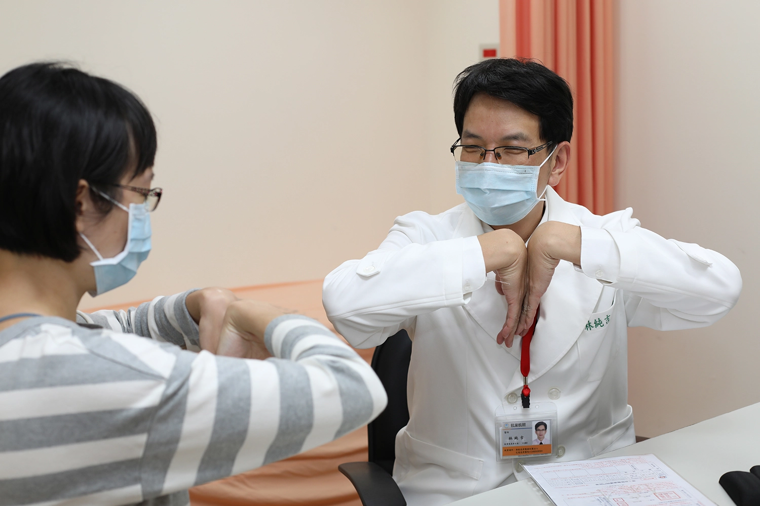 示意圖，林純吉醫師診間為病人進行評估。