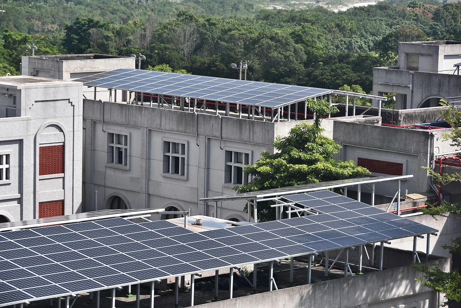 慈濟科技大學將屋頂出租給太陽能公司種電，建置2,409片太陽能板。