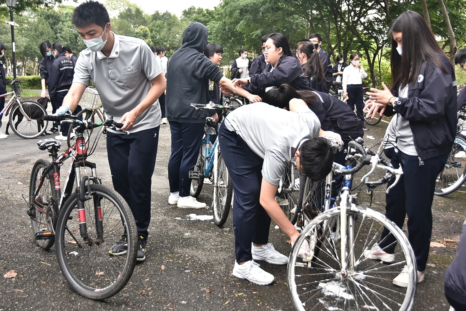 腳踏車維修工作坊，教導學生如何清洗、灌氣、維修廢棄單車。