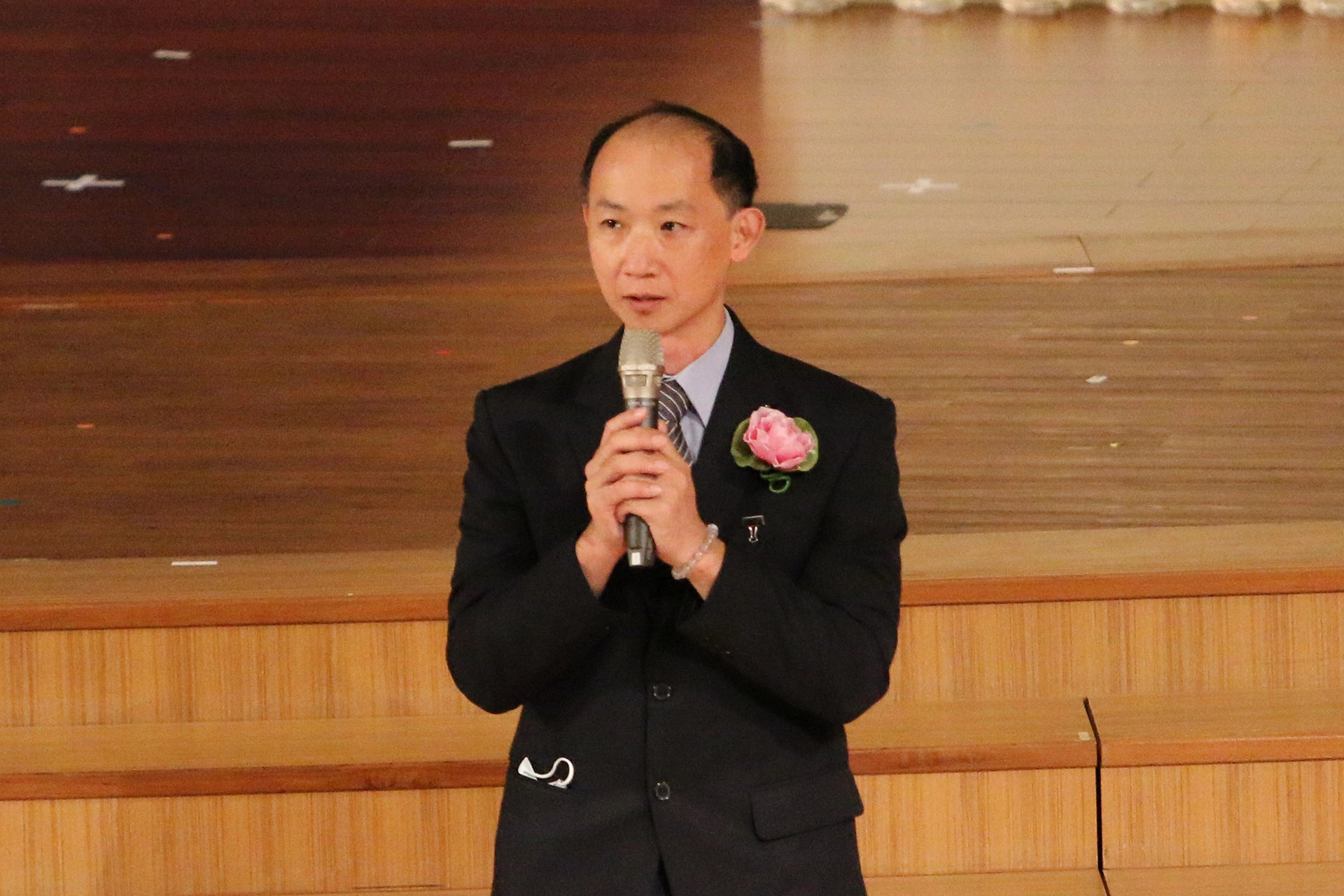 被譽為「模仿達人」的神經內科郭啟中醫師，投身巴金森氏症治療，因視病如親，獲選歲末祝福人品典範。