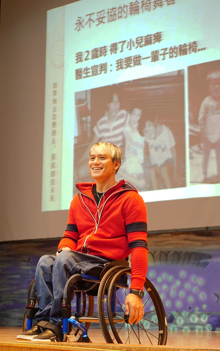 儘管鄭自強先生成長之路坎坷，但因有親人的愛，讓人生散發璀璨並點亮他人的心燈。