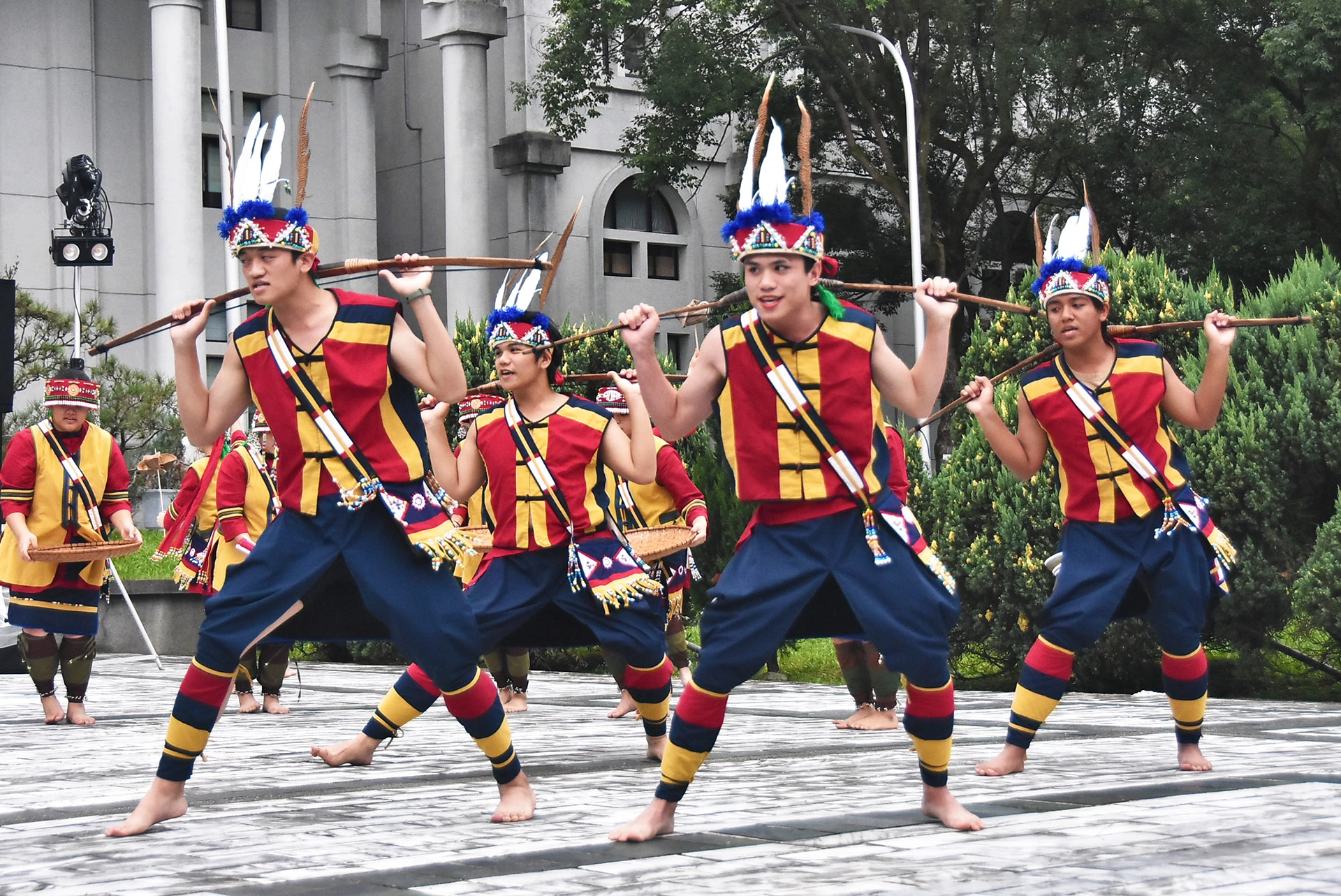 原住民學生歌舞劇演出。