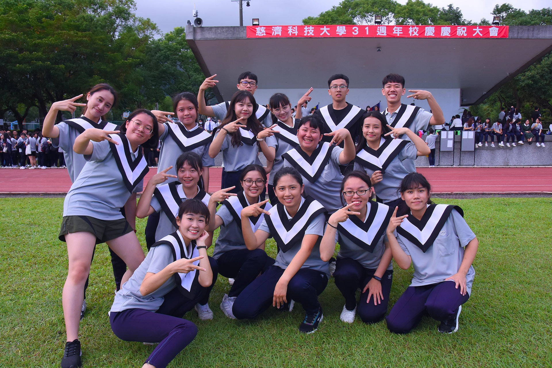 護理系二年乙班學生穿上學士服衣領跑大隊接力，在畢業前留下回憶。