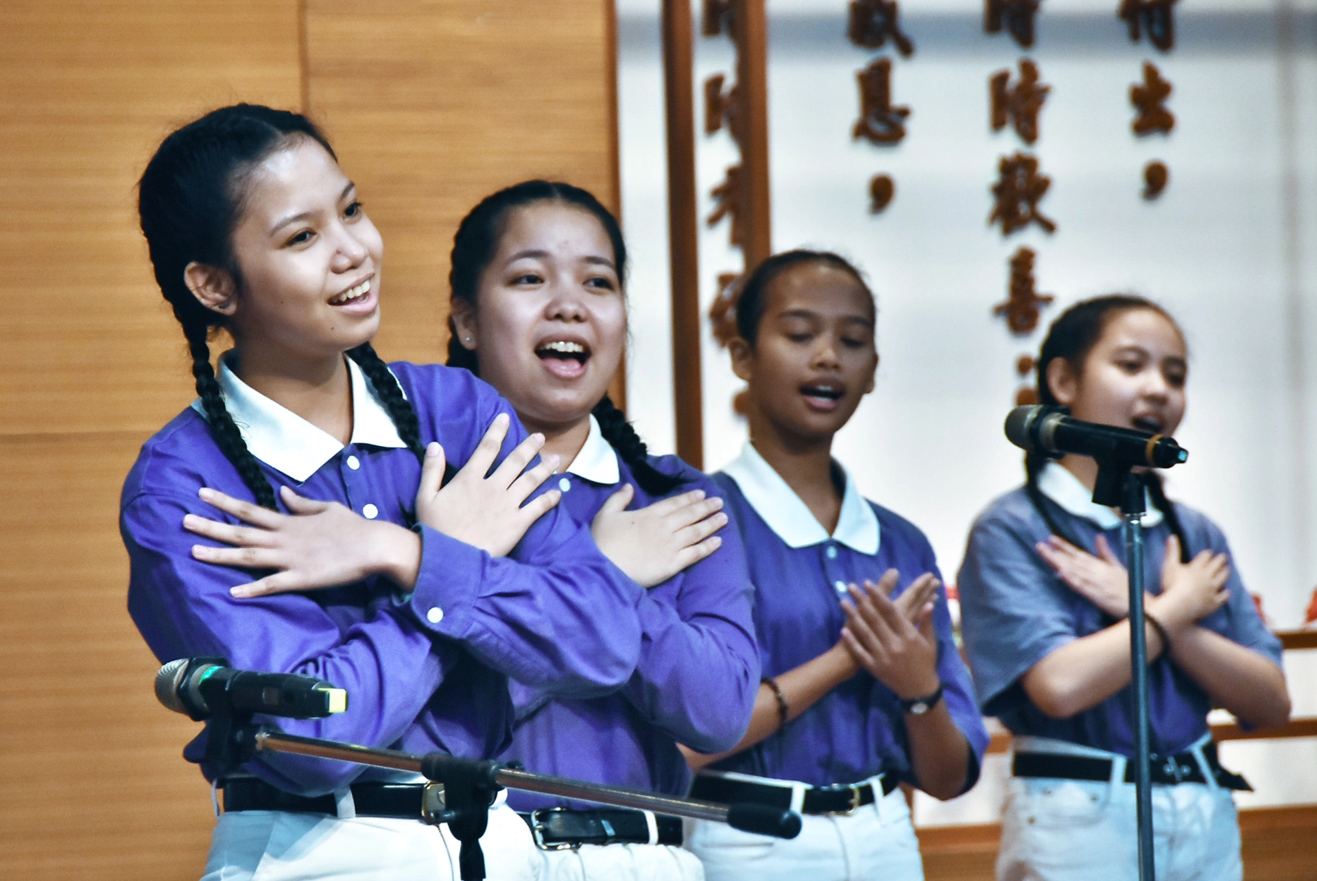 菲律賓學生透過歌聲，將心中的愛傳遞出去。