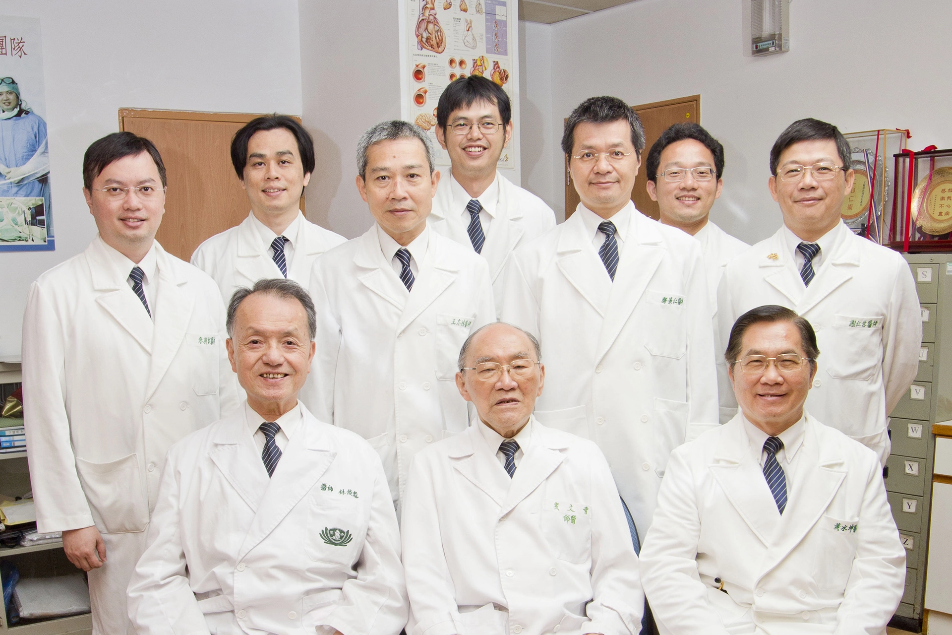 2011年8月，花蓮慈濟醫院榮譽院長曾文賓(前排中)、醫療法人執行長林俊龍(前排左一)，與心臟內科團隊合影。王志鴻副院長(後排左三)。