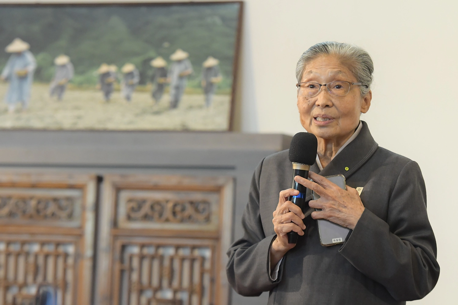 慈濟長照推展中心總召集人林碧玉介紹慈濟「高雄日照中心」特色。