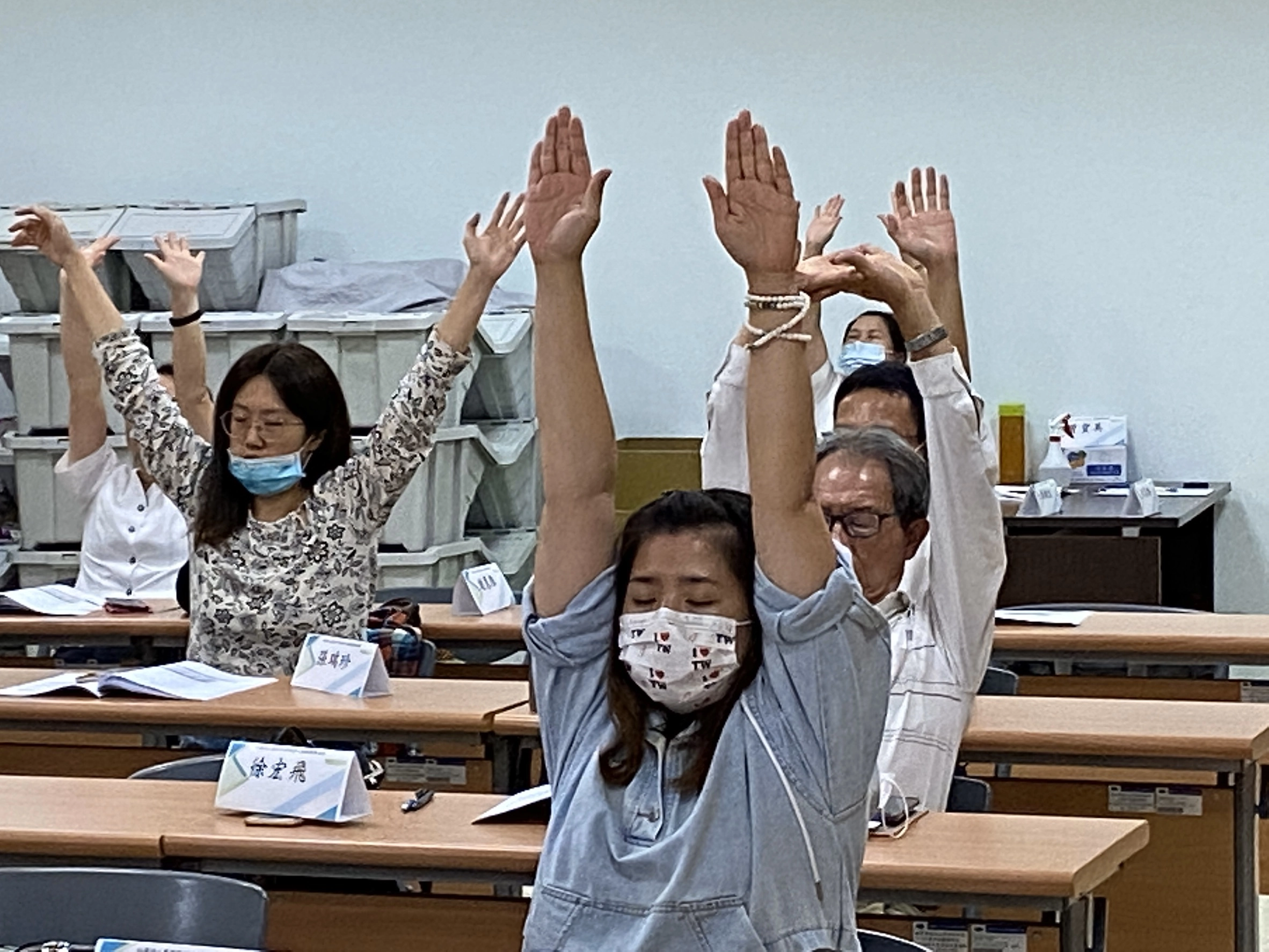 吳詠葳心理師課堂上的身心放鬆術，傳授家長放鬆技巧，找尋自己身體與內在的平衡。張