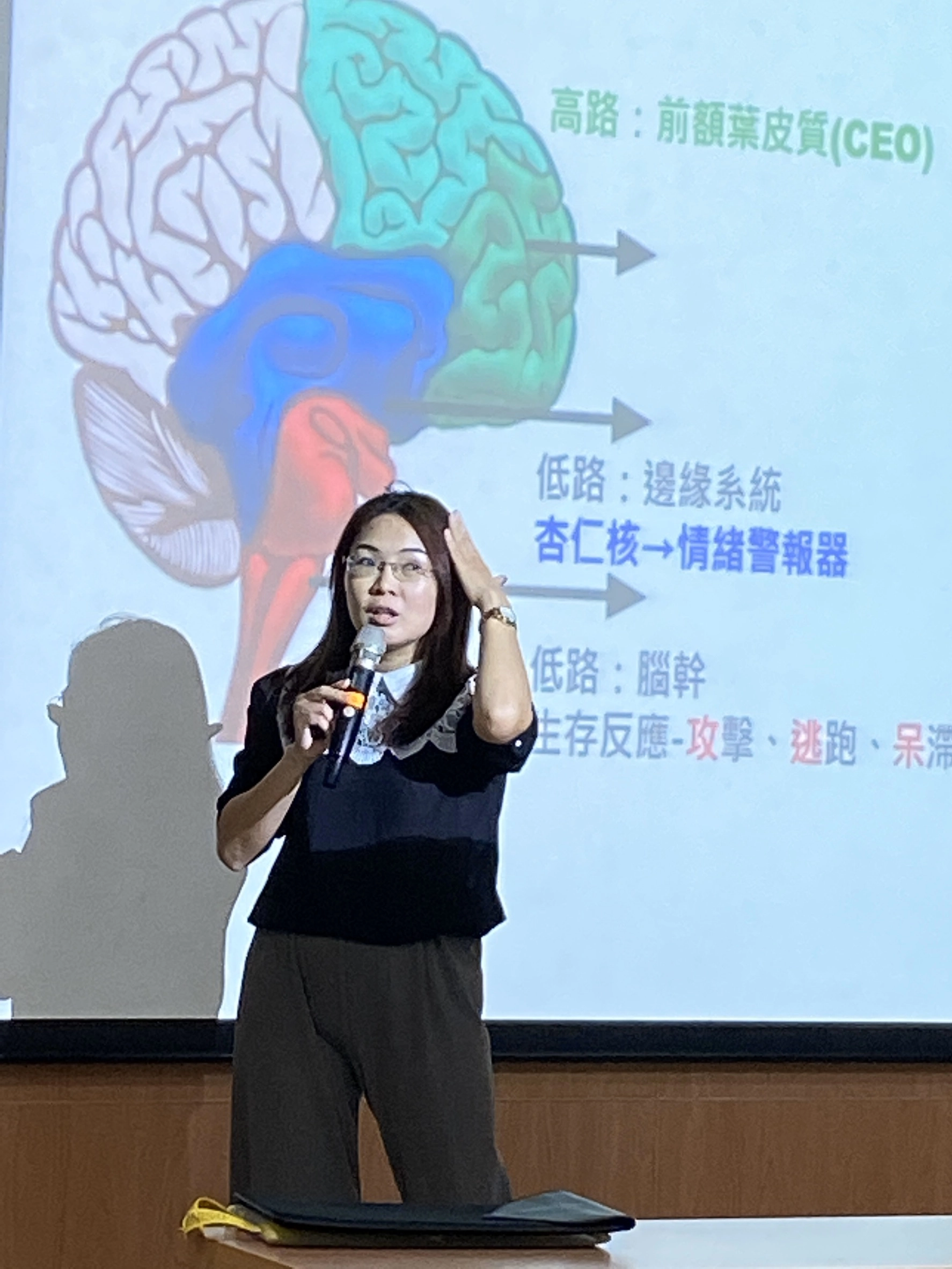 邱似齡心理師配合小遊戲分享，讓家長志工們對大腦運作的機制有進一步的理解。張婉如