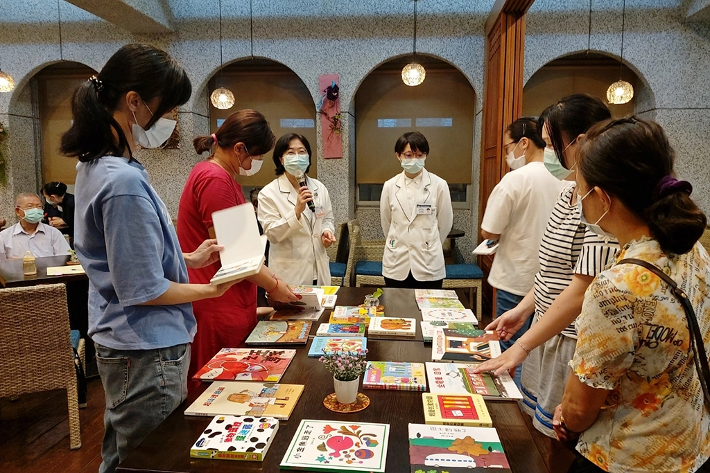 花蓮慈院兒少保護區域醫療整合中心，今年針對兒科病房、兒童復健發展中心的家長加入親職教育服務。