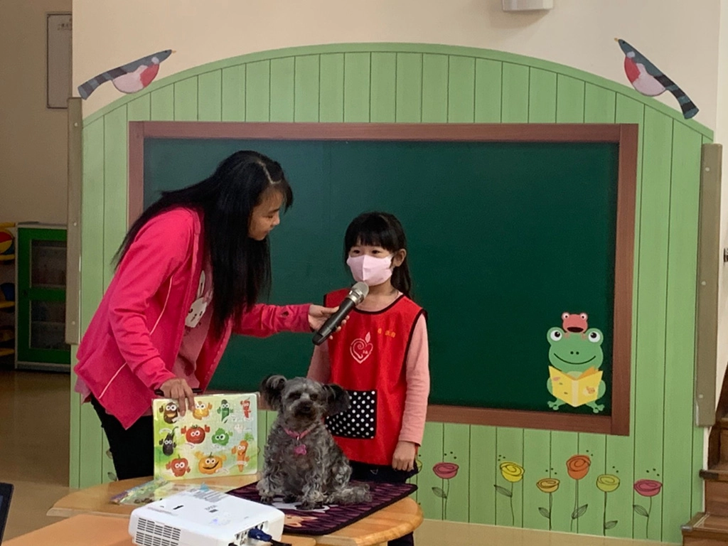 桃園市動物保育協會榮譽理事長夏萍蓮藉由巡迴生命教育的講座帶領學子及社區民眾，一同認識尊重生命、愛護動物的重要性。
