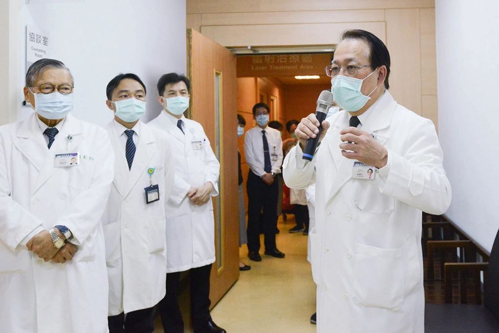 乳房權威、台北慈濟醫院張耀仁副院長說明乳房中心的服務及設備。