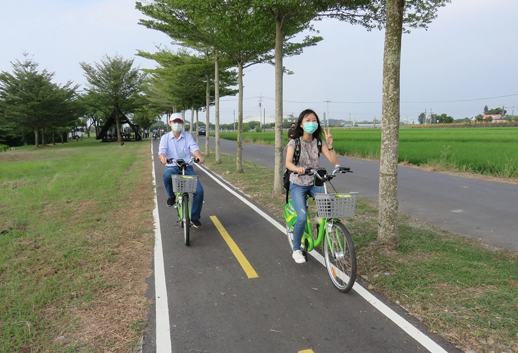 黃偉哲市長邀請車友換上輕裝出發，一同領略自行車道鄉間遊歷之趣。