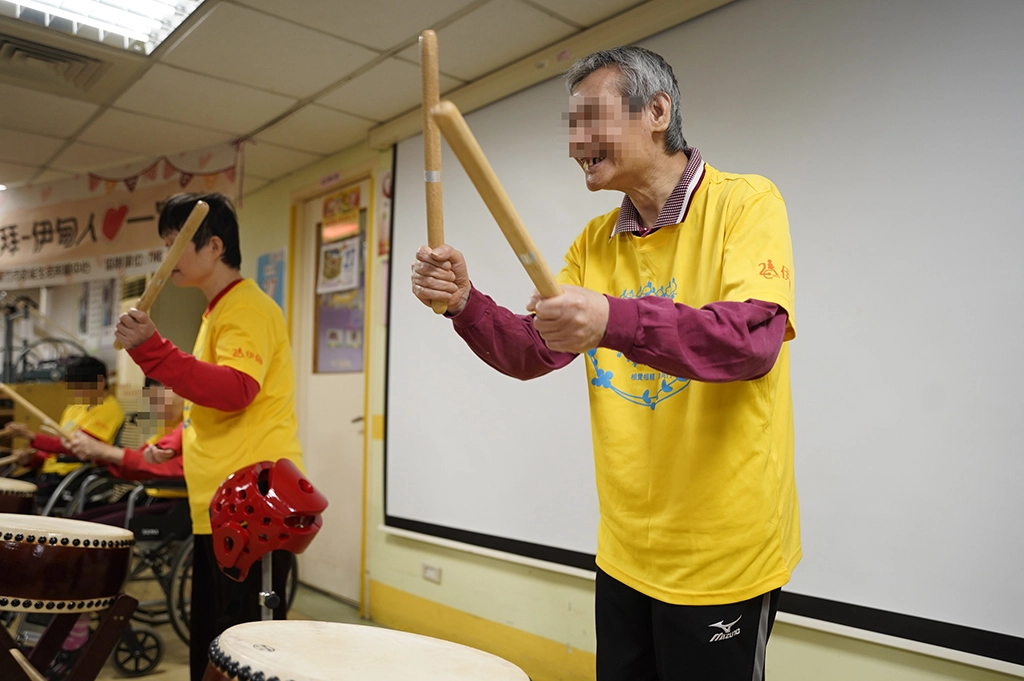 今年已經66歲的阿義，到新竹啟照接受服務已九年多，在照服員的細心照顧下順利脫離鼻胃管，生命因此有了轉變。