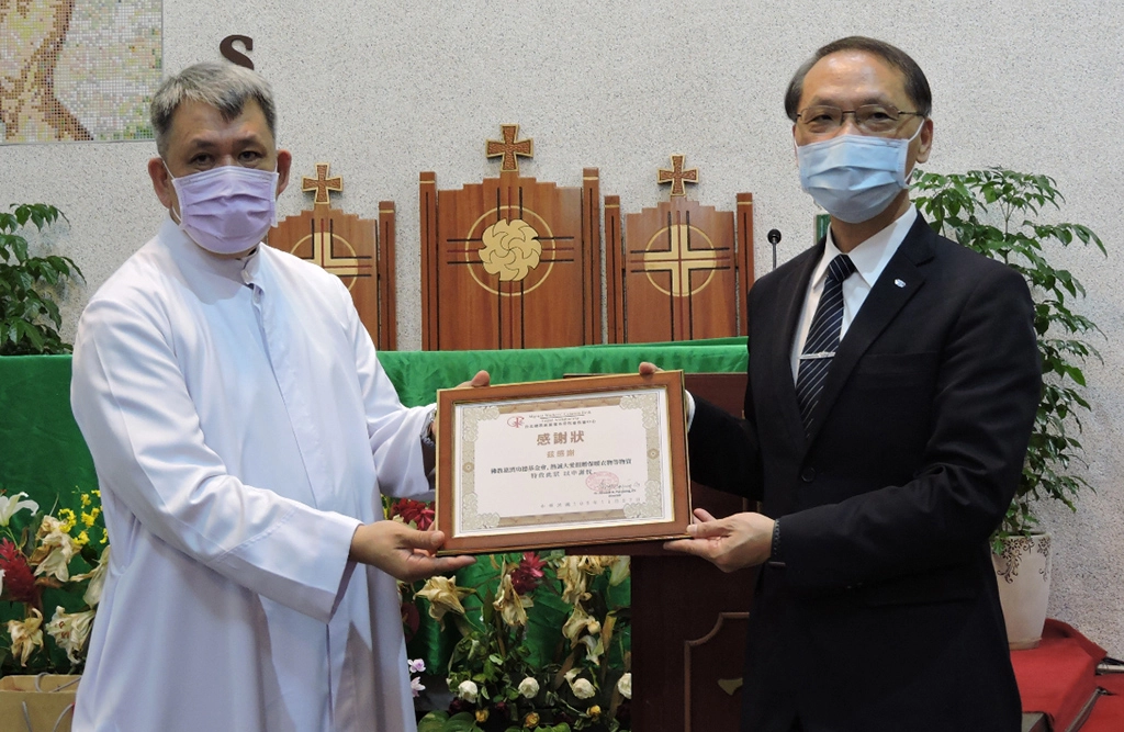 聖多福天主堂菲律賓神父Edward M.pacquing主任，感謝慈濟寒冬送暖，共同關懷在臺的外籍漁工。