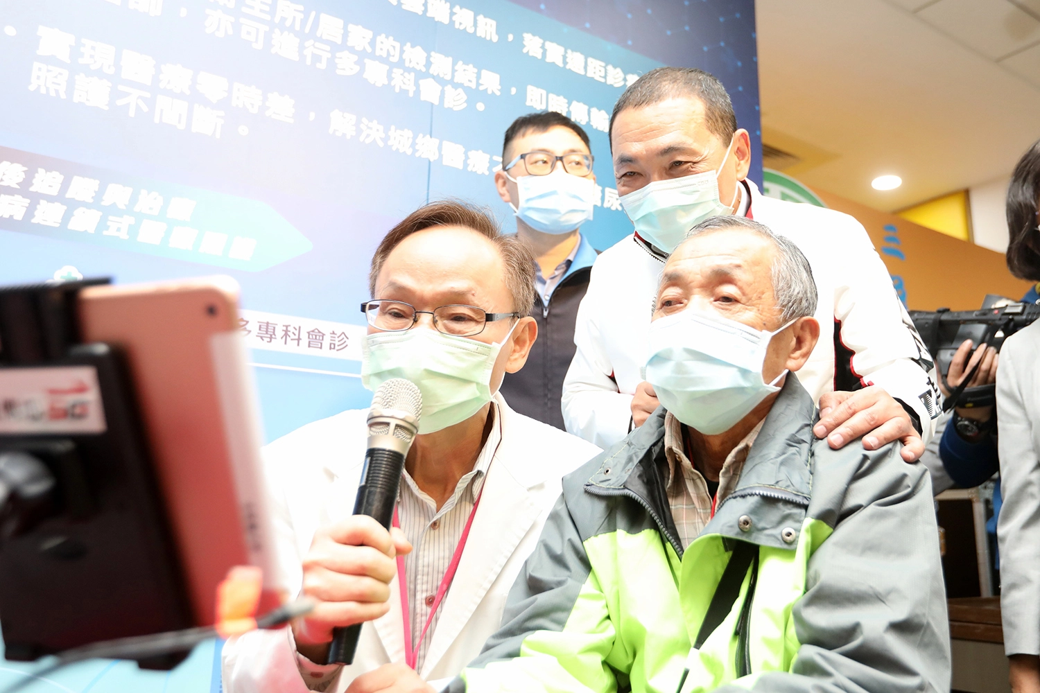 為改善偏鄉醫療，新北市結合產官學共同打造5G智慧醫療照護服務，侯友宜市長參觀現場遠距診療。