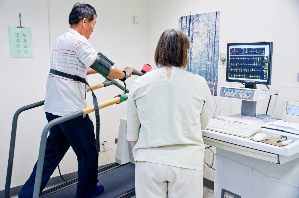 運動心電圖，可檢查出運動時心肌缺氧情形，可以檢查心血管是否阻塞，避免急性心肌梗塞發作。