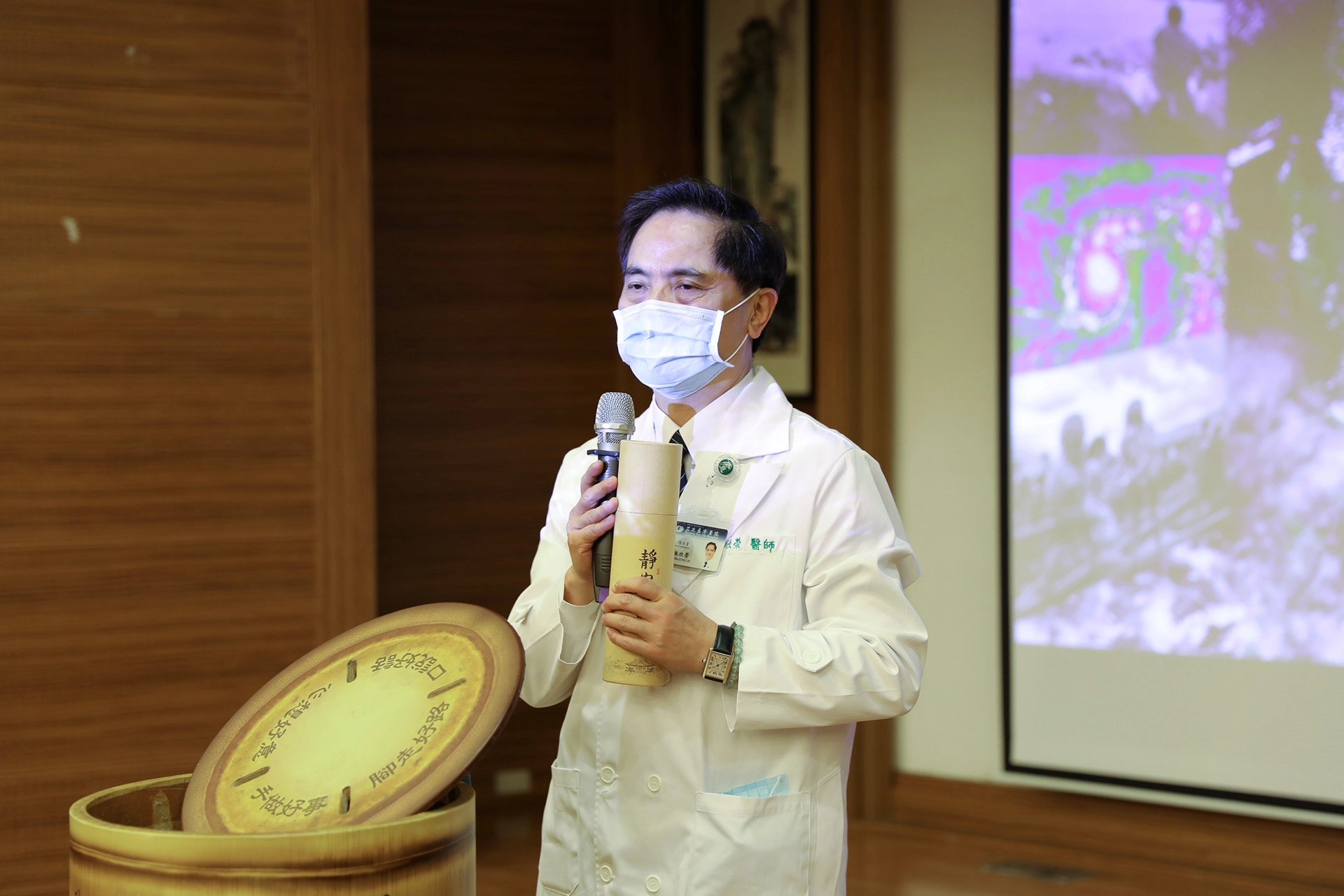 「日存五毛錢可傳法，日存一把米可救人」林欣榮院長在募心募愛活動中呼籲，期待人人拿出竹筒，發揮這分愛心，幫助災民。