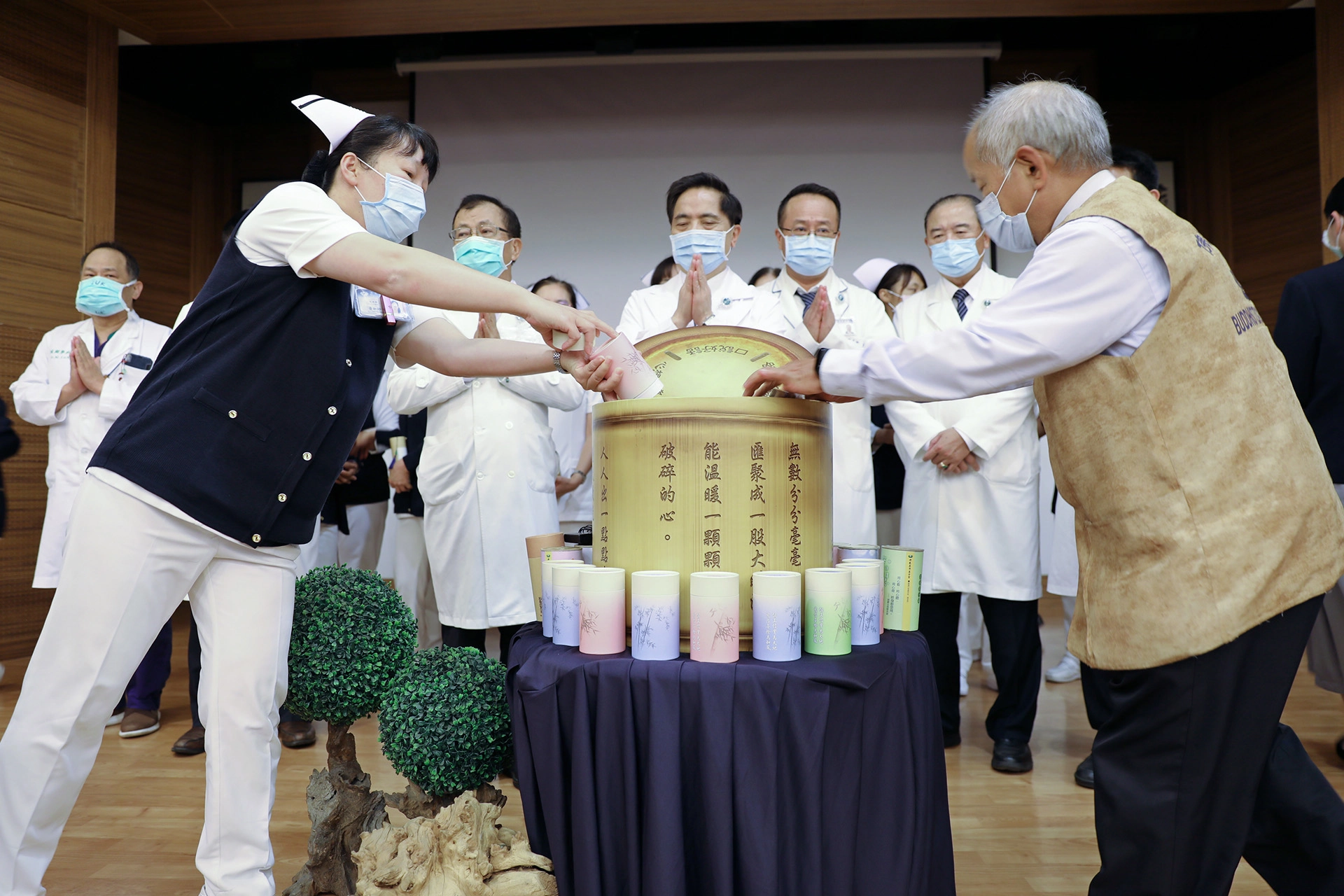 天鵝颱風重創菲律濱，全院同仁及志工熱情響應投下善念。