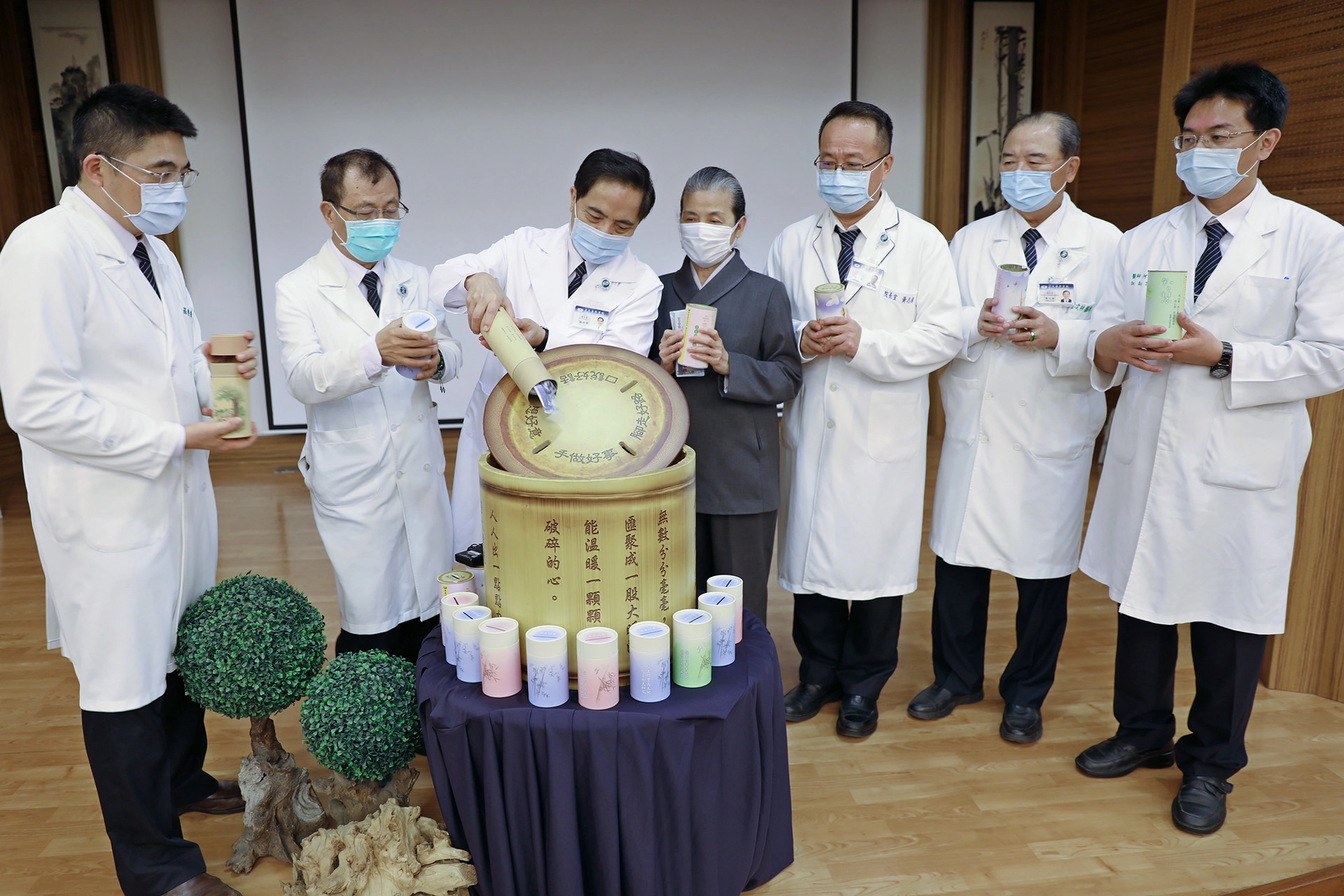 花蓮慈院院長林欣榮(左三)、副院長許文林(右二)、吳彬安(左二)、羅慶徽(左一)、何宗融(右一)、黃志揚(右三)及慈濟志工顏靜曦(右四)的帶領同仁投下點滴愛心。