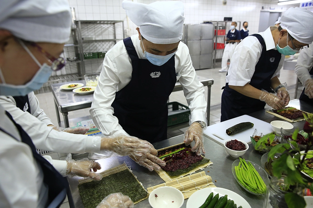 花蓮慈濟醫院院長林欣榮(中)做起蔬食料理頗有大廚架勢。