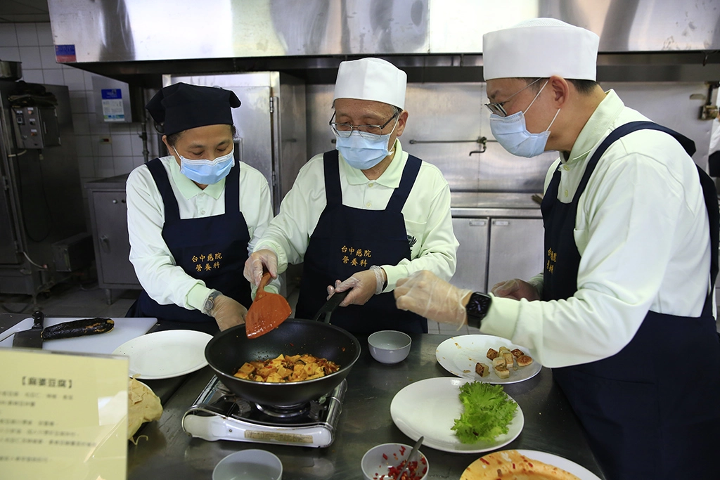 臺中慈院院長簡守信（中）親自烹煮的蔬食料理值得品嚐。